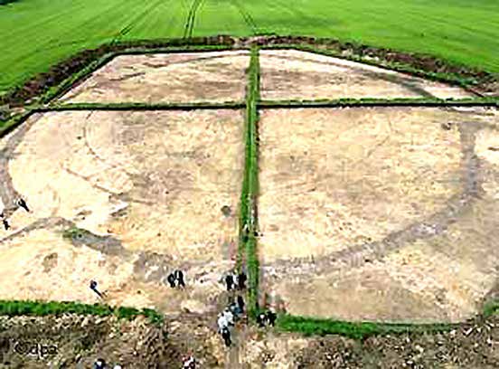 En enorm cirkelflade findes udbredt midt i de flade hvedemarker nær Goseck i Tyskland. Anlægget præsenterer resterne af verdens hidtil ældste stjerneobservatorium en alder af 7.000 år.
