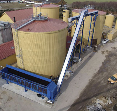 nedbrydningen. I Tyskland findes mange biogasanlæg, der anvender majsensilage og gylle som biomasse. En del af dem anvender også dybstrøelse og græsensilage.