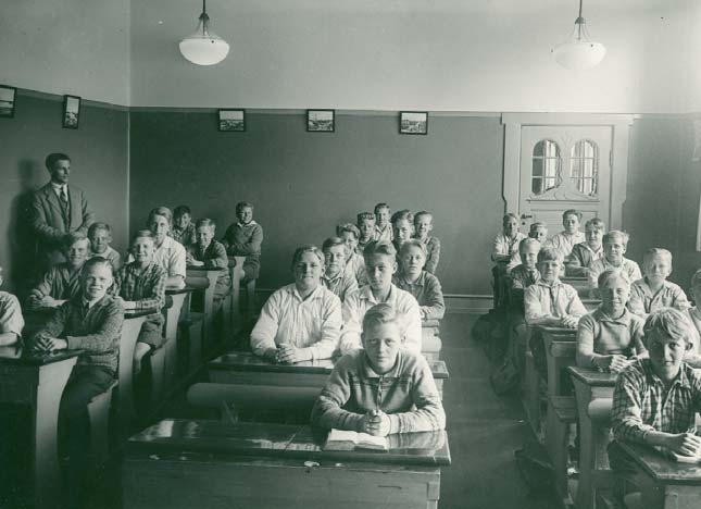 Piger for sig og drenge for sig 3 Her ser du en skoleklasse i Århus i 1931. Og på den modsatte side ser du en anden klasse på samme skole og på samme tid.