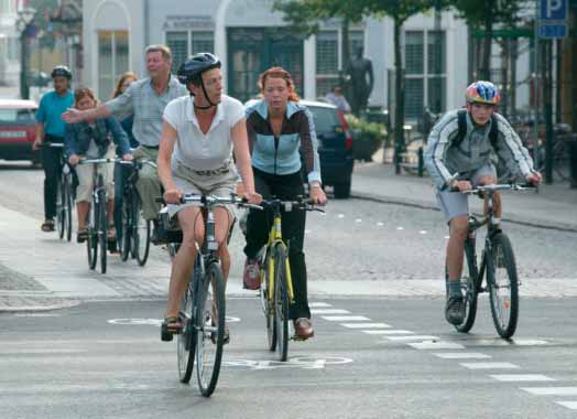 Trafiksikkerhed I 103 År Observeret risiko Forventet risiko Difference 1999-2002 1,8 1,5 0,3 Tabel 5.f. Observeret og forventet 16-74-årige cyklisters risiko for personskade i flerpartsuheld på kommuneveje pr.