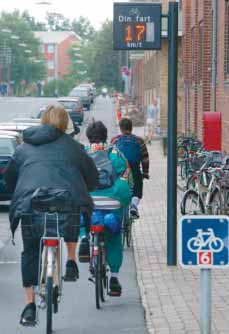 30 I Odense Danmarks Nationale Cykelby På fartviserne kan cyklisten aflæse sin fart på pendlerruten.