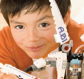 Læring gennem leg Forskningen inden for områderne leg og læring har altid været en vigtig del af LEGO Koncernens virkefelt kombineret med kreativitet kaldes det playful learning.