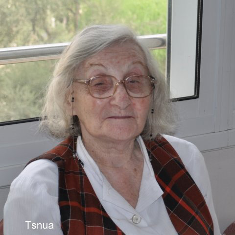 Mødt af Jesus i et syn! Tsnua bliver født i Haifa i 1922, men får det meste af sin opvækst i Frankrig. Tilbage i Israel mange år efter og i en alder af 52 år hører hun evangeliet for allerførste gang.