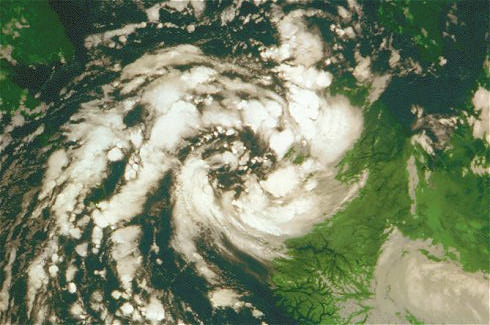 Satellitbillede af polart lavtryk over det sydvestlige Norge den 16. oktober 1993 (NOAA). Dette lavtryk opstod et par dage før vest for Nordnorge.