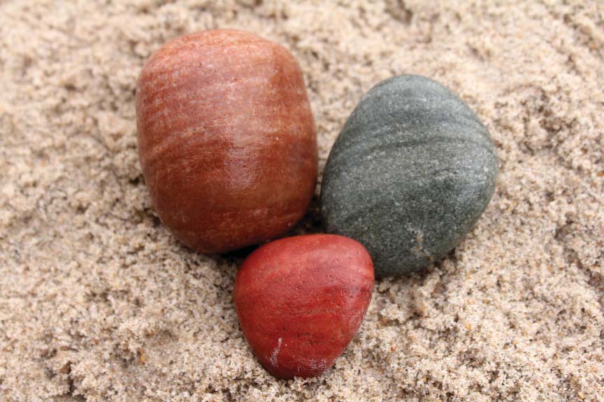 4. Sandsten Stenen er afrundet, og du kan kende den på dens mange lag i forskellige nuancer, som gør den svagt stribet. Sandsten kan findes i forskellige farver.