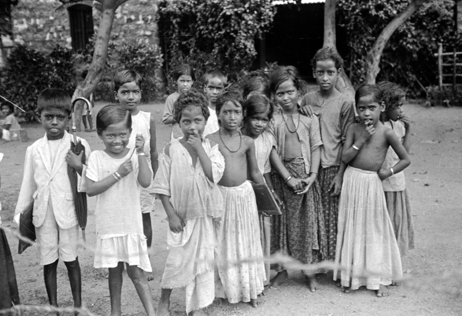 KIRSTEN THISTED Skolebørn i Tiruvanamalai. S.P. Foto 1932.