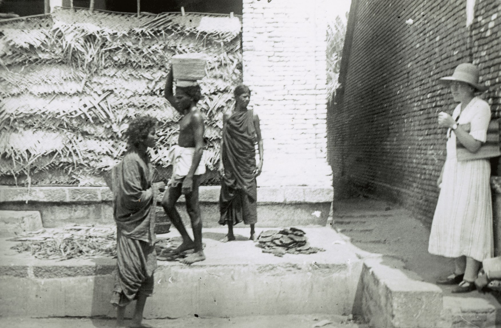 KIRSTEN THISTED Udsalg af tørret Gødning, Candalore. S.P. Foto 1932.