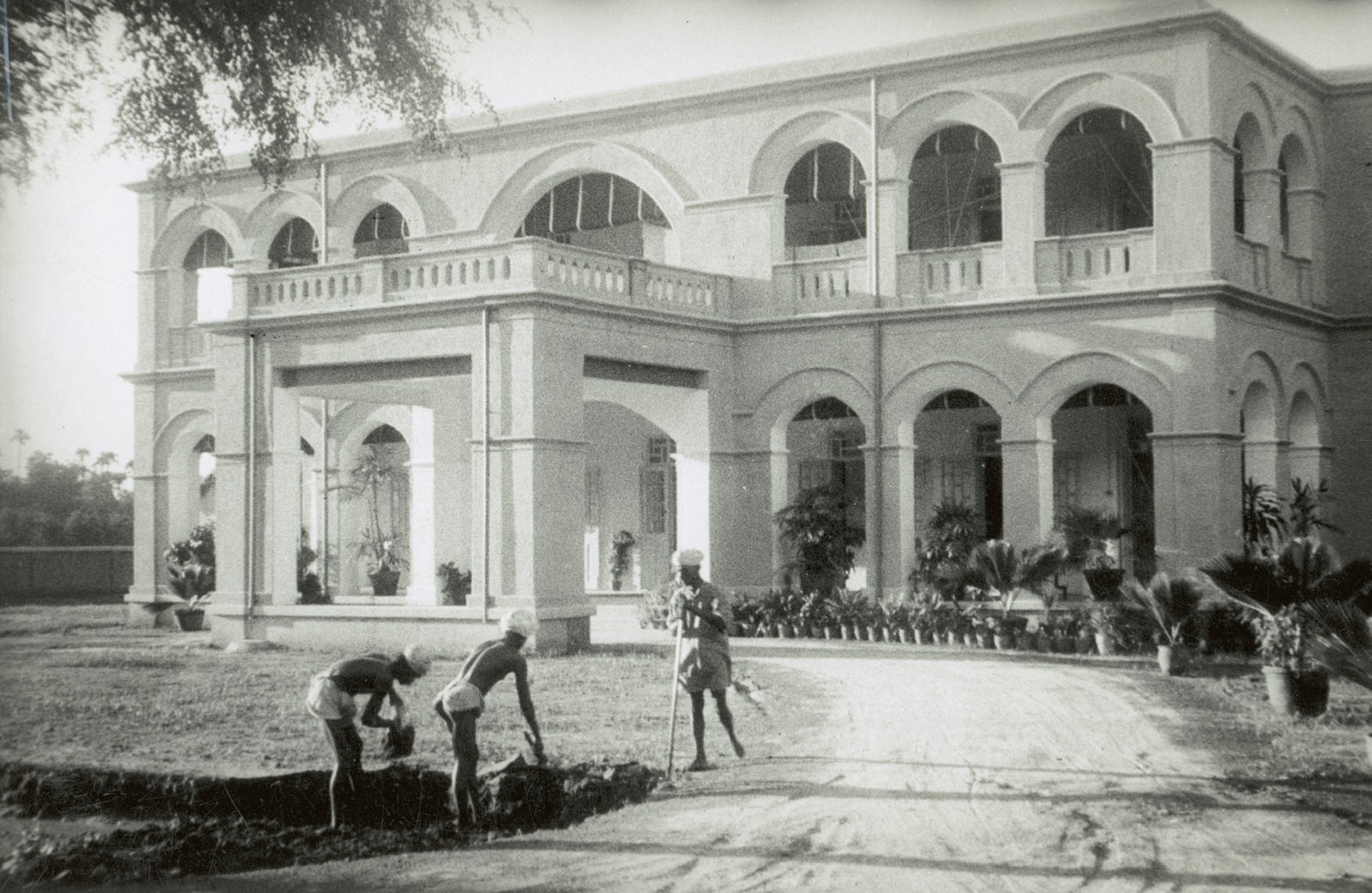 KIRSTEN THISTED Bestyrer Aschengrens Bolig i Madras. (ØK). S.P. Foto 1932. substantielt forbinder dem historisk, politisk eller kulturelt med det omgivende samfund.
