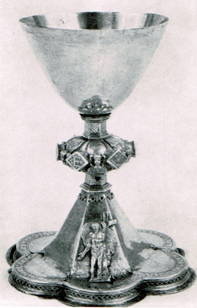 467 1. En forgyldt sølvkalk og dito disk med tilhørende læderfoderal, som opbevares i præstegården.