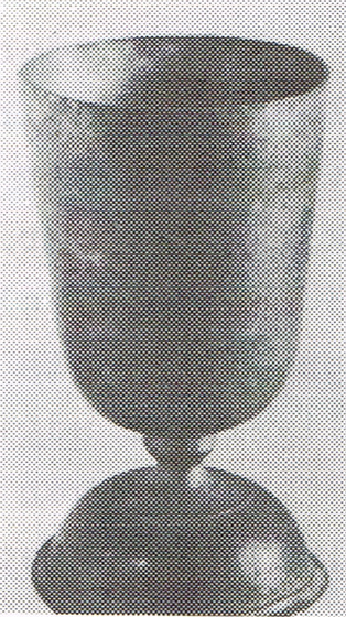 En mindre sølvkalk og dito disk, samt en lille glasflaske til vin, med tilhørende foderal, til brug ved sygeberettelser. Anskaffet i året 1840 på kirkens regning. 3.