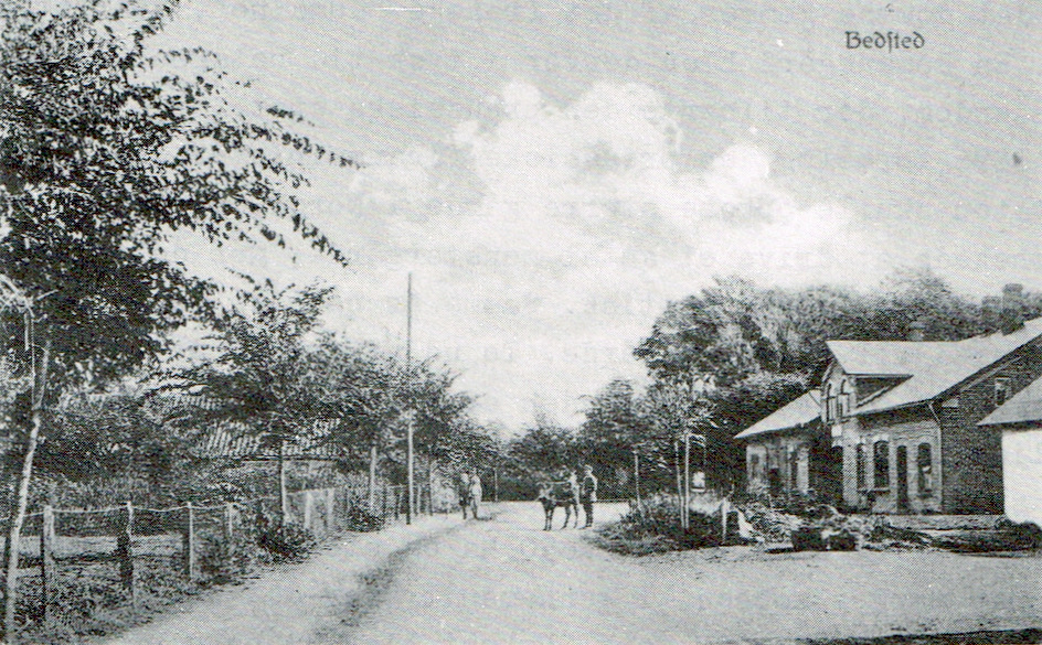 441 Sivkrovej - dengang og nu Landsbyidyl i Bedsted i årene omkring 1910, hvor alt ånder fred og ro. Til højre i billedet ses huset, hvor skomager Anders Andersen boede, i dag Sivkrovej 4.