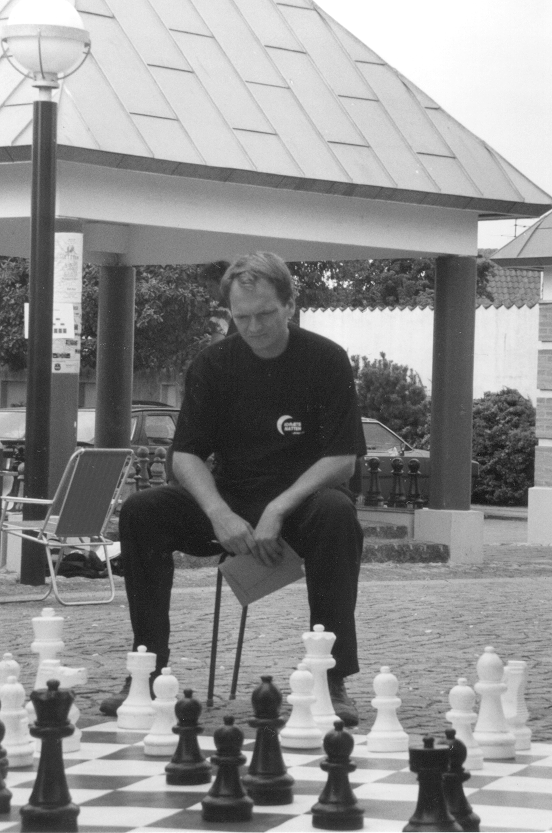 GM Henrik Danielsen spiller skak med store brikker på Laksetorvet i Rønne i forbindelse med kulturnatten den 30. august 1997.