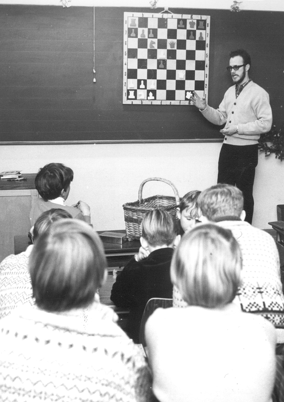 Da skoleskakken kom til Bornholm Af Preben Børge Petersen 1967/68 I efteråret startede jeg en privat undervisning i skak. Jeg var lige flyttet til øen som nyuddannet lærer.