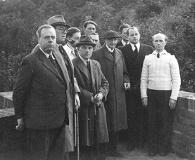 Bornholmske og københavnske skakspillere på ved Hammershus 1946: bagerst fra venstre, Bang-Christensen (Kbh), V. Odgaard, E. Levin, Julius Nielsen (Kbh), Gemzøe (Kbh).