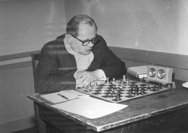 Telefonmatch mod Blekinge 1956: Poul Hage. Hvid: Dr. Poul Hage, Rønne Skakforening Sort: B. Andersson, Karlskrona Lettisk Gambit 1. e4 e5 2. f3 f5 3. d4 fxe4 4. xe5 f6 5.