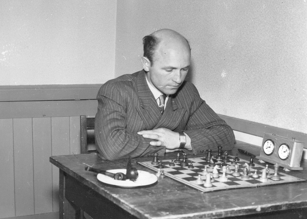 Telefonmatch mod Blekinge 1956: Oskar Nielsen. Hvid: Nordström, Karlskrona Sort: Oskar Nielsen, Rønne Skakforening Kongeindisk parti 1. d4 f6 2. c4 g6 3. c3 g7 4. f3 O-O 5. e3 d6 6. d3 bd7 7.
