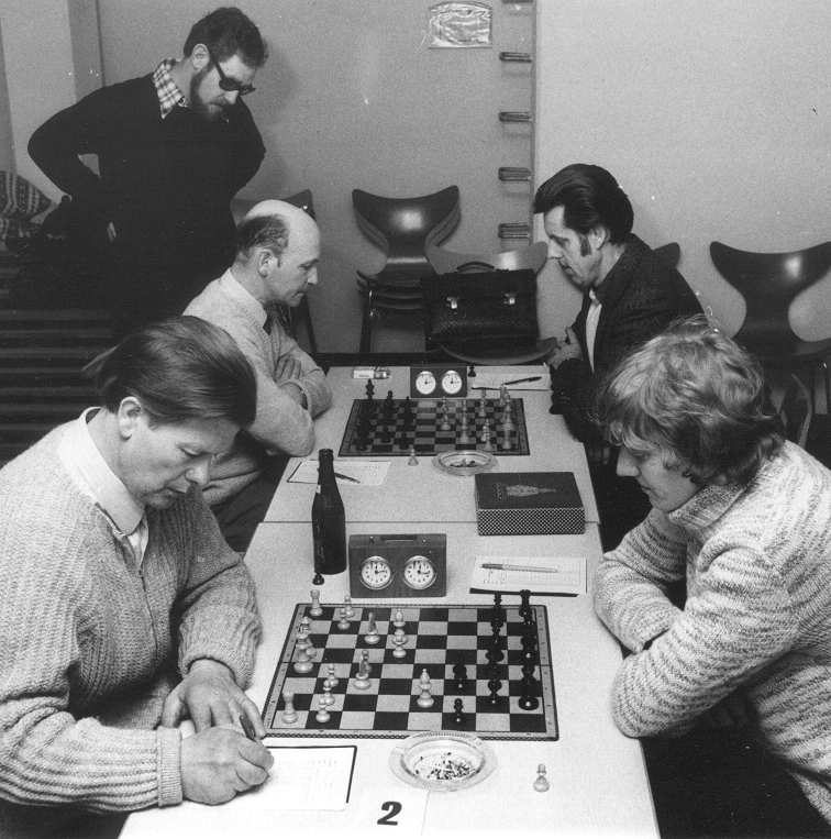 Den 12. november 1973 afviklede Bornholms Amts Skakkreds en holdturnering i Åkirkeby. Der deltog 12 3-mands hold.