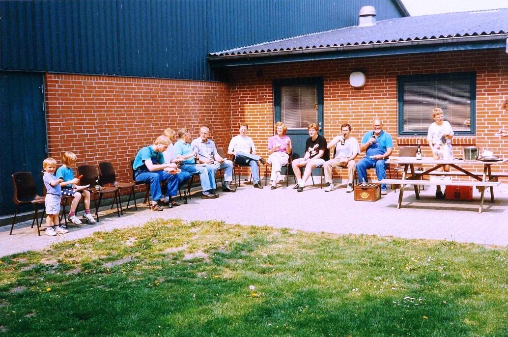 Som det sig hør og bør var der rejsegilde med de traditionelle pølser, øl og vand. Her ses de fleste af deltagerne nyde det i det fine vejr. Foto 1993 L.S. Ivar Larsen dør I 1994 Mindeord.