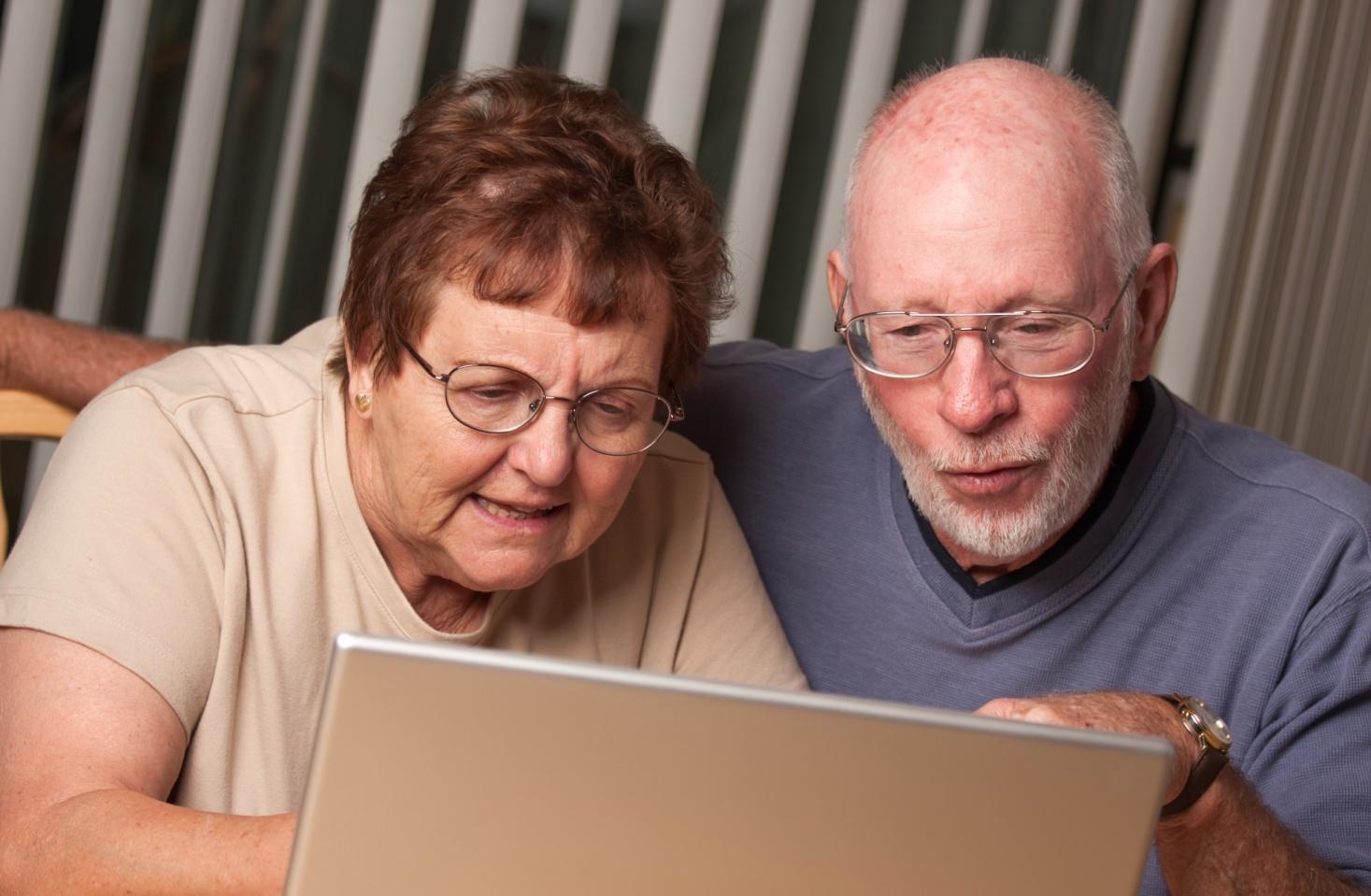 Det offentliges digitale kommunikation med ældre borgere Spørgeskemaundersøgelse blandt ældrerådenes medlemmer September - November 2014
