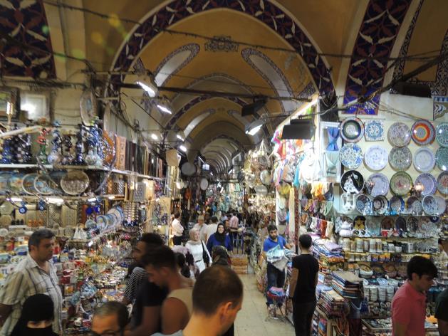 tr 41 0'38"N 28 58'5"E Istanbuls basar er et fascinerende mylder af handlende, og i de cirka 60 overdækkede gader med tusindvis af boder og butikker oplever man i sandhed mellemøstlig atmosfære fra