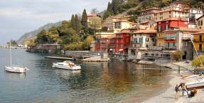 Med sine stejle gader og kulørte huse, der klynger sig til de skrå klippevægge, minder Varenna lidt om de kendte fiskerlejer Le Cinque Terre i Ligurien.