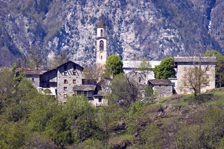 Uschione Beyond the "Deserto" (whose name comes from an old tavern where today there is the Istituto Don Guanella) a mule track starts and goes, step by step, to Uschione, passing through the green