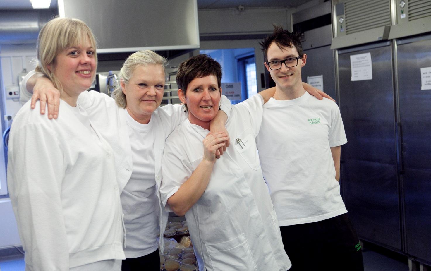 (fra venstre: Maiken Nielsen, ernæringsassistent, Jenny Henriksen, køkkenassistent, Gitte Krog, køkkenleder, og Simon Wülser, praktikant) - Vi kan godt lide at gå på arbejde.