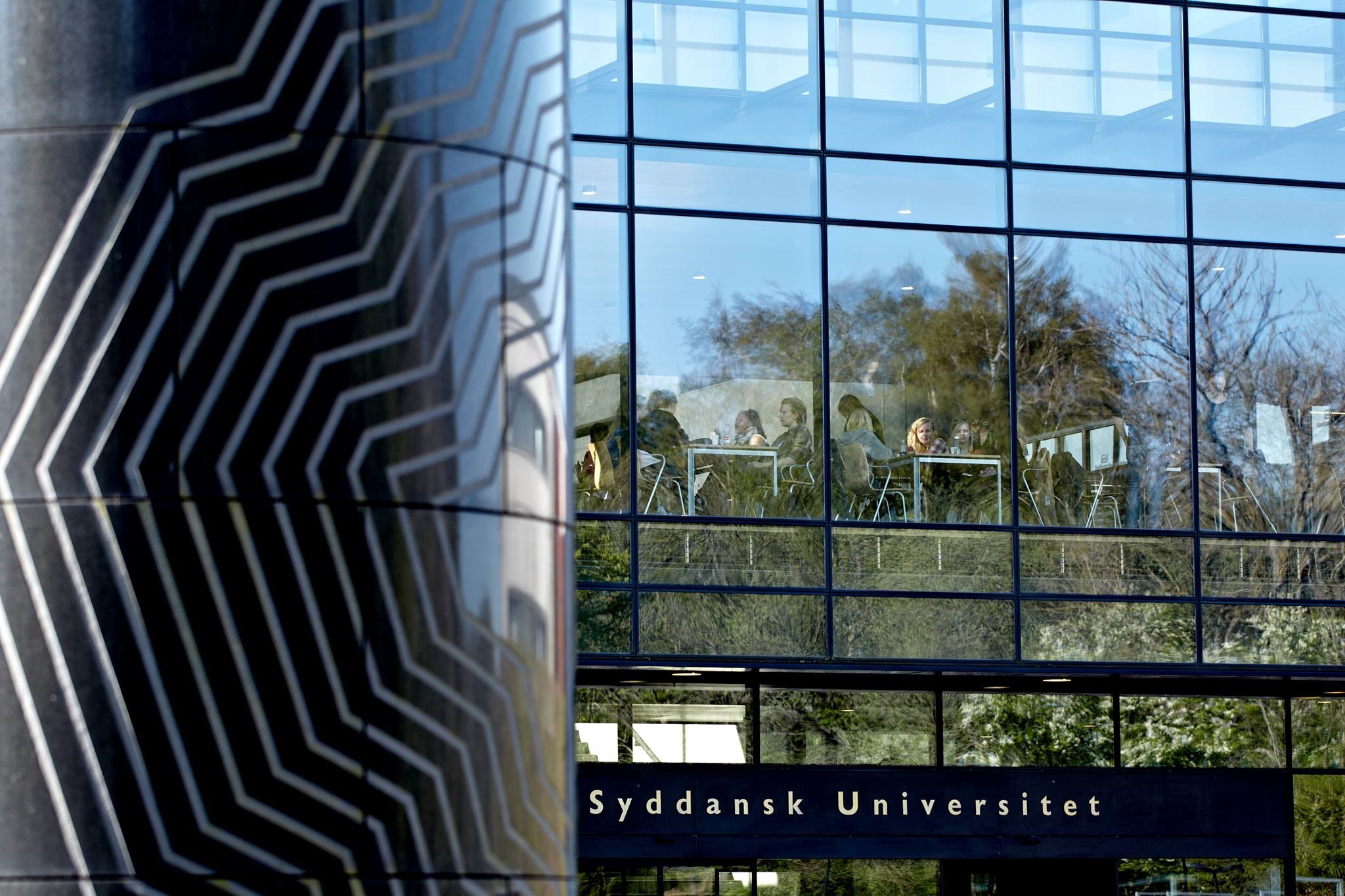 INTROFORLØB PSYKOLOGI 2015 Velkommen til det fedeste studie Til de nye psykologistuderende på Syddansk Universitet Stort tillykke med optagelsen på psykologi!