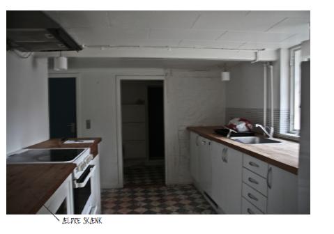 RUM 107: Køkkenet, der har et enkelt vindue mod vest (V01), er smalt og trangt og er direkte forbundet til gårdens eneste badeværelse.