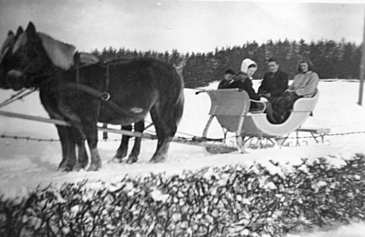Der kom også sne i vinteren 45/46. Henning Skjoldager og Lillian Kristensen med Frode og Ebba på forsædet.