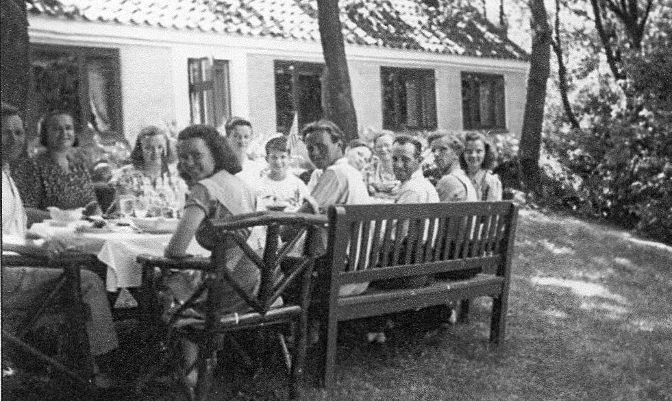 Sommerstemning på marken og i haven. Sommerdag spises middag i haven i 1949 med Henry Houbak for bordenden.