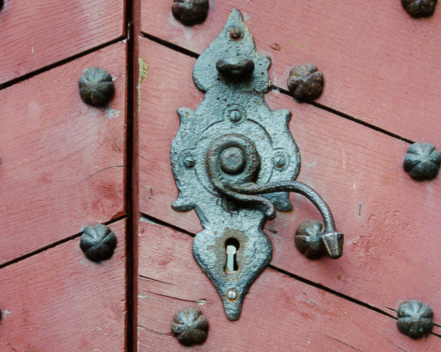 DØR- OG PORTBESLAG De forskellige beslag af smedejern og messing på gamle originale døre og porte holder i reglen temmelig godt.