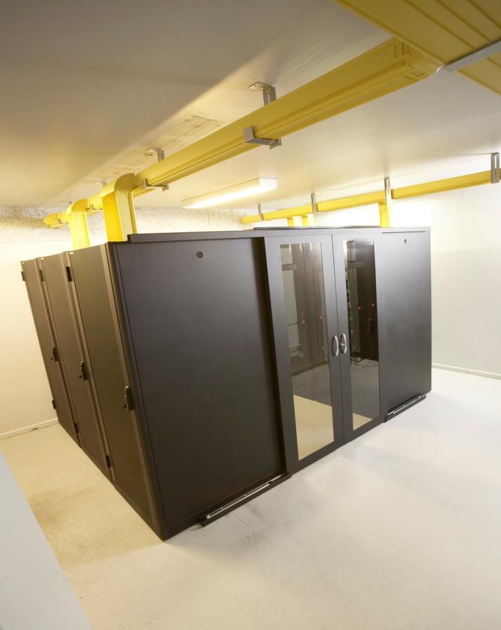 Indret dit serverrum med klimaskærm og opnå store besparelser på energiforbruget. Med en klimaskærm skabes en lukket CUBE, som adskiller kold- og varm luft.