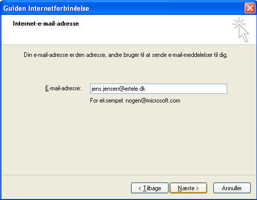 Microsoft Outlook Express 6.0 Nedenfor kan du se, hvordan du opætter mailkonti i Outlook Express 6.0. Start med at åbne programmet Outlook Express. Vælg Funktioner og derefter Konti.