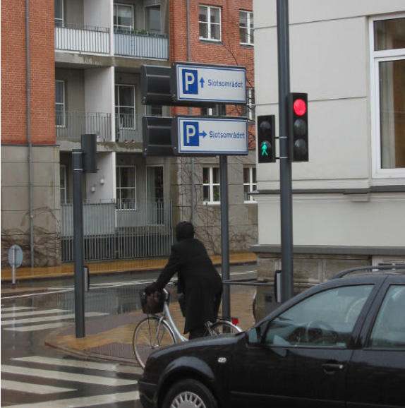 Figur 5. Områder i Odense Midtby hvor gældende parkeringstakster kan ses. På de røde pladser koster det 12 kr. pr. time, og på de blå pladser koster det 6 kr. pr. time. På figuren er cityringen i Odense Midtby markeret med grå farve.
