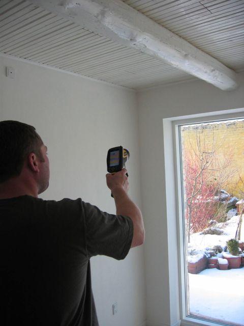 Utætte vinduer og døre, overgange imellem gulv og vægge, mellem vægge og tag påvirker komforten i lejligheden.