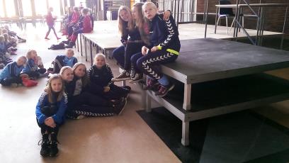 dk U13 piger på fodboldlejr i Hørsholm En tidlig solskins lørdag morgen drog pigerne noget småtrætte, men også spændte, af sted til Hørsholm for igen i år at deltage i pige fodboldlejr, hvor den