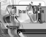 Kørsel og betjening 139 Geardisplay I automatisk funktion vises kørselsprogrammet med D i førerinformationscentret. I manuel funktion vises M og nummeret på det valgte gear. R angiver bakgear.