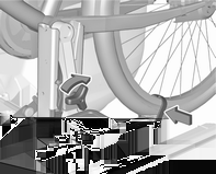 Opbevaring 63 Anbring hjulholderne på en måde, så cyklen er nogenlunde vandret. Her skal afstanden mellem pedalerne og bagklappen være mindst 5 cm. Begge cykler skal placeres i hjulholderne.