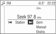 Radio 85 Station-menuen indeholder følgende områder: I det øverste område kan lagrede stationer hentes frem. I det nederste område kan andre tilgængelige stationer hentes frem.