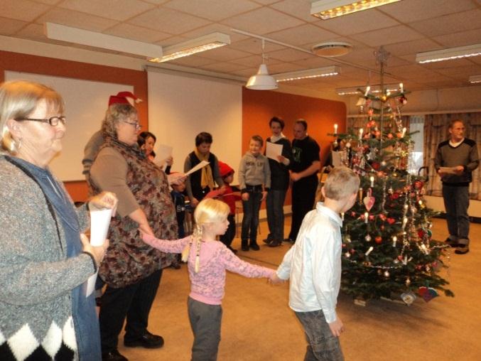 Juletræet med sin pynt Julesange, godteposer, æbleskiver og hyggeligt samvær kendetegnede søndag d. 11. december, hvor afdelingerne holdt juletræsfest i Smut- Ind. Af Lea Wulff Andersen.