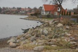 4 Linien mellem Vikingeskibsmuseet og det grønne areal på Frederiksborgvej sikring af kystlinien. Området vil være truet ved en vandstand på over kt. 1.