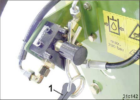 Fig. 66 Tilslut kun rene hydraulikstikdåser (Fig. 66) og hydraulikstik. FARE Kontrollér bremserørets forløb. Bremserøret må ikke skure mod andre dele. 7.