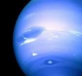 Neptun Neptun er den 8. planet væk fra Solen. Neptun er en mellem stor planet med en diameter på 49.528km i diameter ved ækvator, så den er ca. 4 gange større end Jordens.