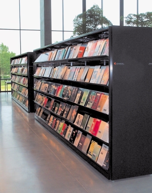 Intensive use and wear has been taken into account in the design and finish and Horsens thanks to the modularity of design and the simplicity of assembly, the shelving system will accommodate the