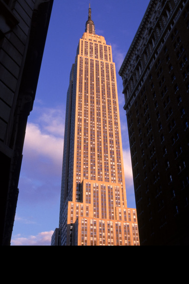 Eksempel: Empire State Building Et af klassiske eksempler på moderne byggeri som ofte bliver nævnet f.eks. i forbindelse med diskussioner omkring effektivisering af byggeriet er Empire State Building.