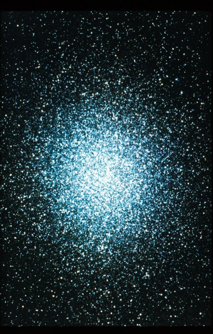 Universets opståen og udvikling 44 Universets alder En galakse, der i tiden t H siden den opstod, har haft hastigheden v, har bevæget sig stykket r = v t H Iflg.