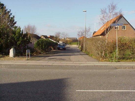 Den nordlige del af Skolestien mellem Kildevej og Hjerting byvej er en smal asfaltbelagt vej uden kantsten og fortov.
