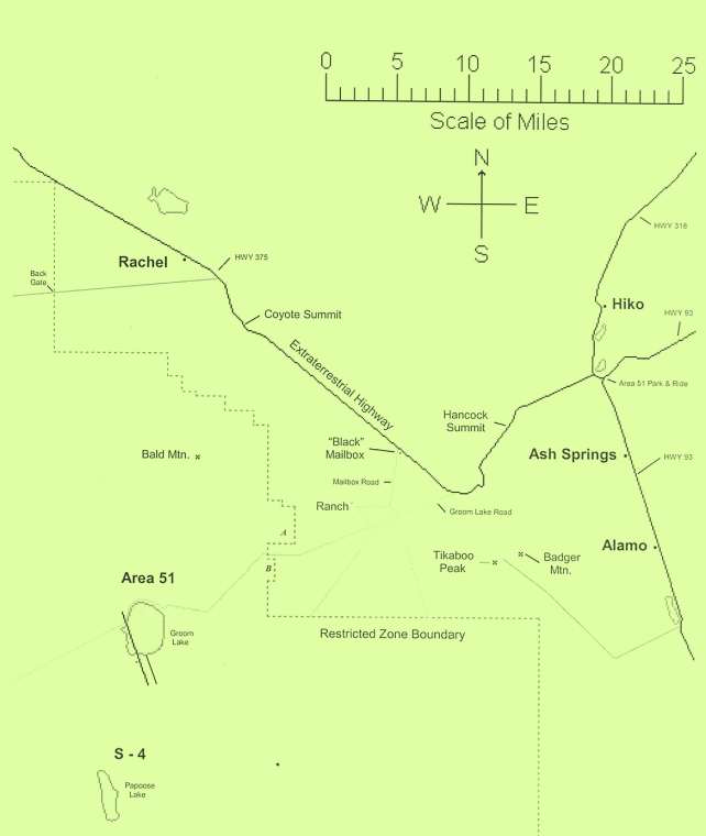Area 51 med de nærmeste byer og veje. Kortet er tegnet af Chuck Clark i 2001. A og B markerer de tidligere udsigtspunkter ved hhv.