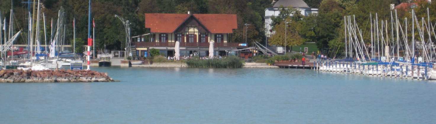 Sejltur på Balantonsøen med udsigt til Tihany Klosterkirke. Indsejlingen til Balatonfüred Fredag den 2.okt.2015. Så skulle vi forlade Hotel Gisela.